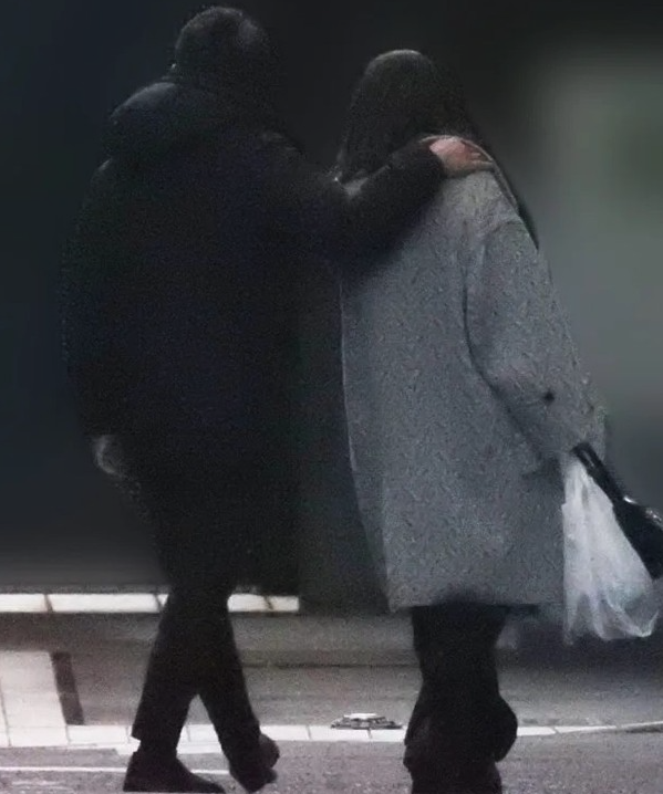 帥氣戲劇男神！當年「演酷帥教師爆紅」　51歲「私下與老婆約會被拍」甜如偶像劇❤️