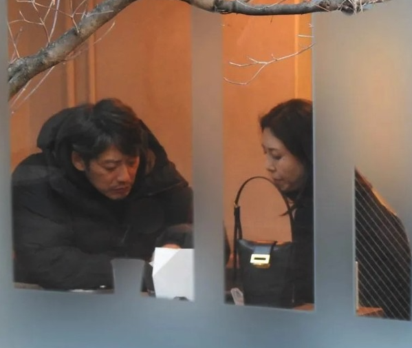 帥氣戲劇男神！當年「演酷帥教師爆紅」　51歲「私下與老婆約會被拍」甜如偶像劇❤️