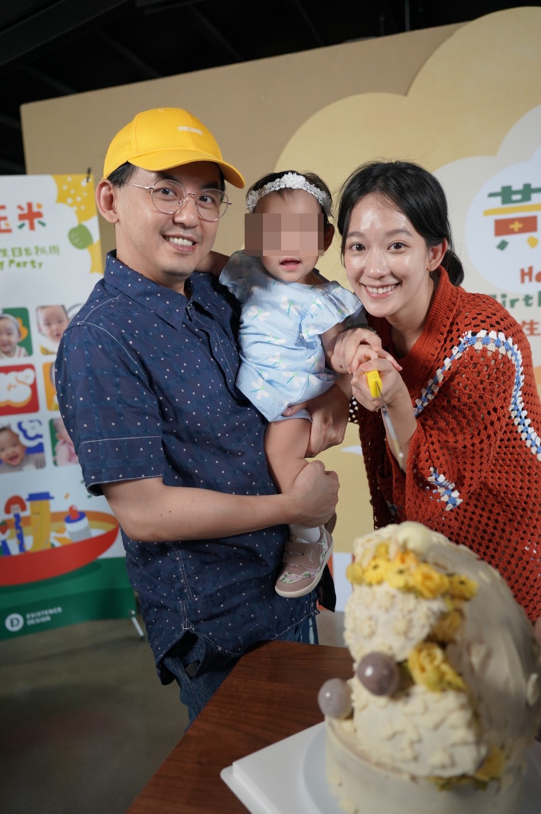 女兒1歲了！黃子佼愛女「抓周驚見2巧合」夫妻高舉雙手同歡　張小燕在場見證「直呼不可思議」