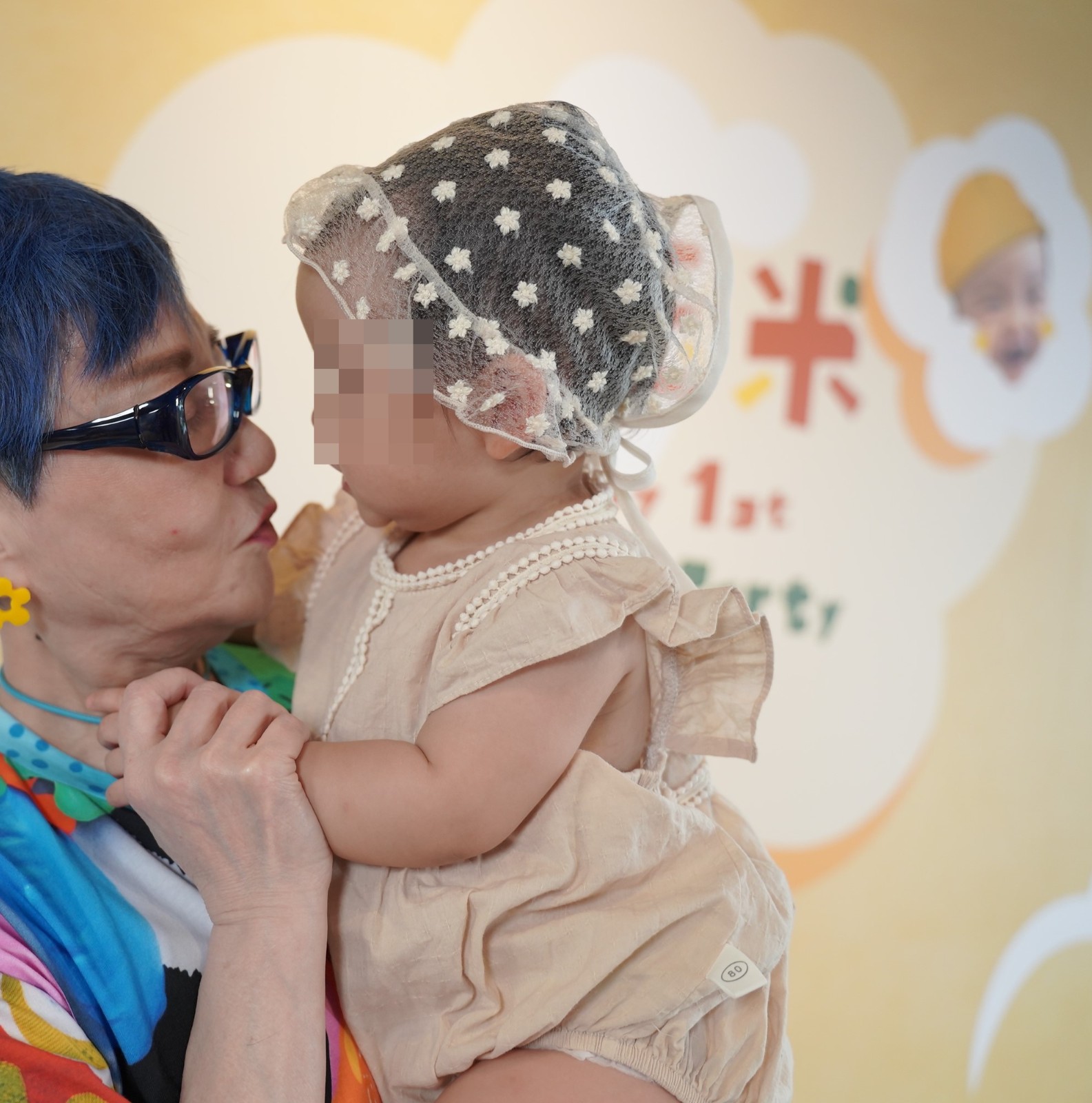 女兒1歲了！黃子佼愛女「抓周驚見2巧合」夫妻高舉雙手同歡　張小燕在場見證「直呼不可思議」