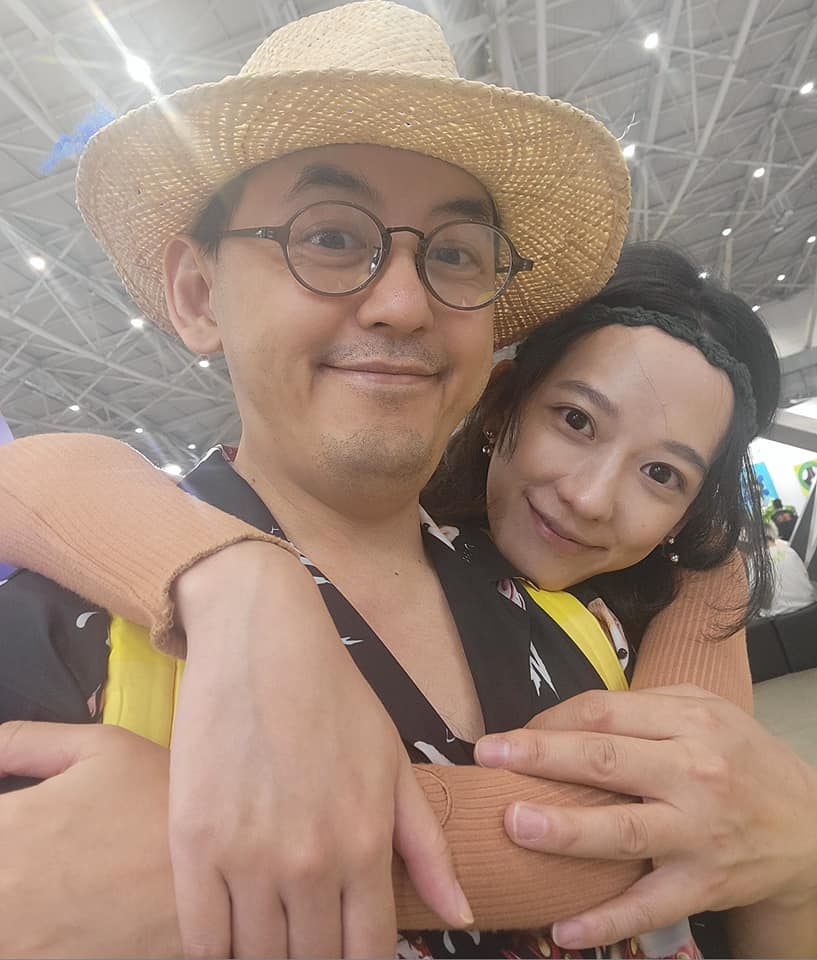 女兒1歲了！黃子佼愛女「抓周驚見2巧合」夫妻高舉雙手同歡　張小燕在場見證「直呼不可思議」