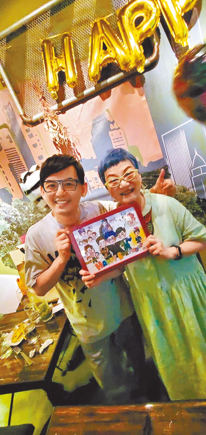 女兒1歲了！黃子佼愛女「抓周驚見2巧合」夫妻高舉雙手同歡　張小燕在場見證「直呼不可思議」