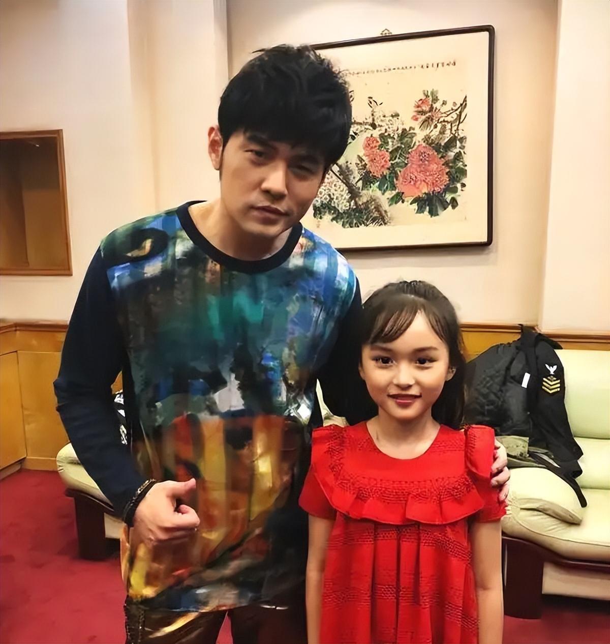2歲出道年入百萬！因長相甜美被禁止整容　正當紅時卻退圈消失「14歲近照曝光」：女大十八變