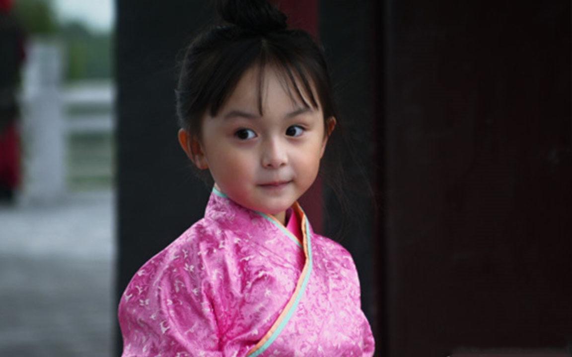 2歲出道年入百萬！因長相甜美被禁止整容　正當紅時卻退圈消失「14歲近照曝光」：女大十八變