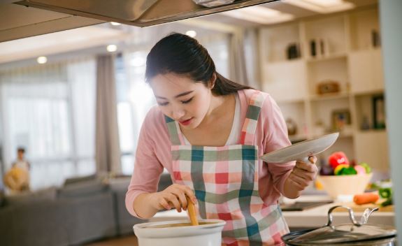 頭胎生女兒「被罵賠錢貨」！她開心懷上兒子「婆婆卻老淚縱橫」　突下跪求「把孩子流掉吧」網鼻酸
