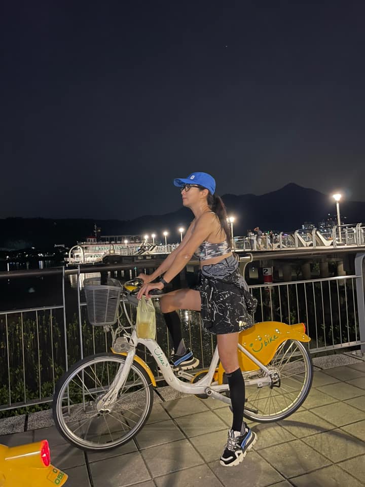 淡水驚見「57歲資深玉女」夜騎單車　「和正妹女兒同框」辣曬蠻腰驚艷萬人