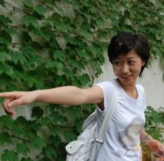 25歲成知名主持人!她「剛和丈夫結完婚」卻出車禍 最後發文「成了人生預言」父母悲慟一夜白頭