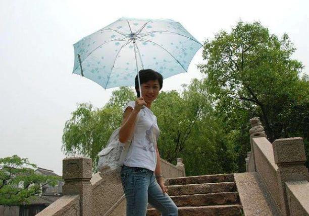 25歲成知名主持人!她「剛和丈夫結完婚」卻出車禍 最後發文「成了人生預言」父母悲慟一夜白頭