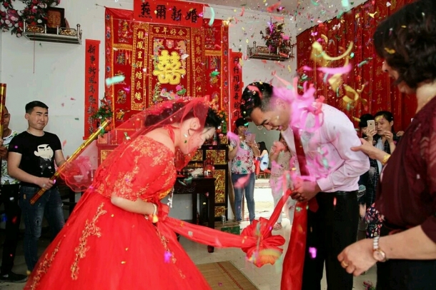 太寒心了！侄女上國中「住我家3年」噓寒問暖　結婚「卻不請我」打電話給她：才懂得人性
