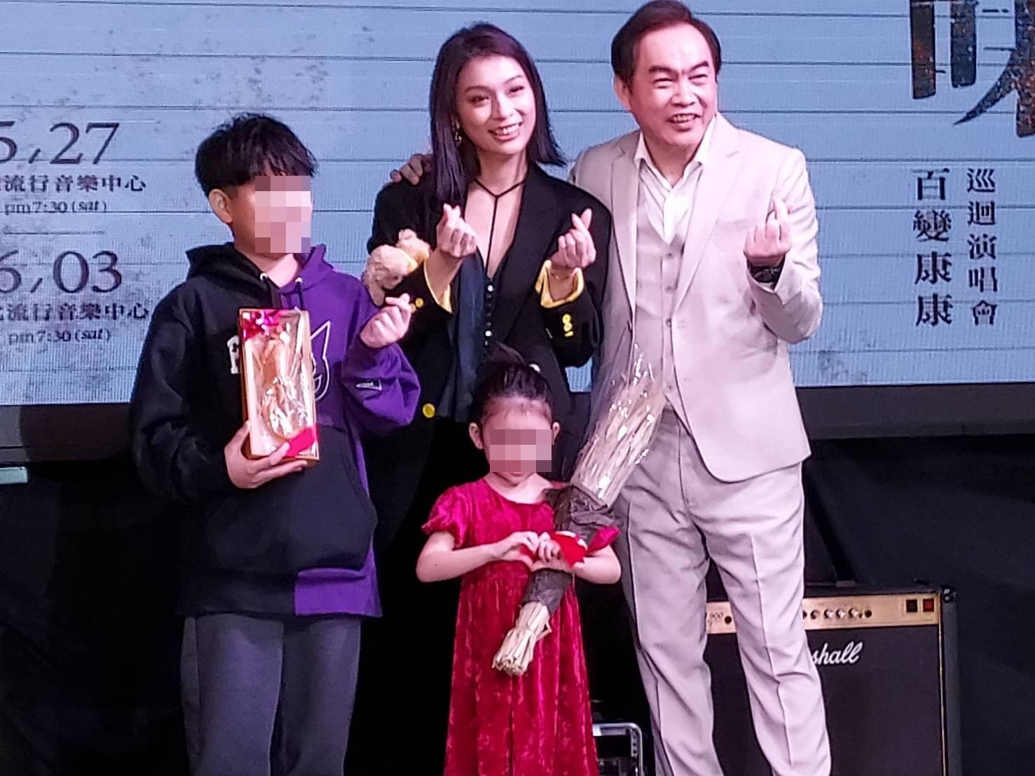 出道25年真面目曝光！康康與友聚餐「接到一通電話」神情全變　「不到2小時火速離開 」網認證：好爸爸典範