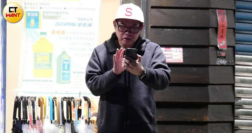 出道25年真面目曝光！康康與友聚餐「接到一通電話」神情全變　「不到2小時火速離開 」網認證：好爸爸典範