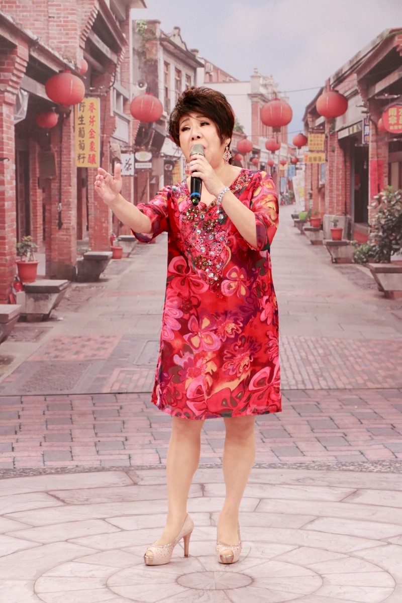唱紅〈梨花淚〉！八點檔歌后年接4百場秀「巨額收入被母親賠光」　「爆錄唱遭毆打內幕」消失43年近況曝
