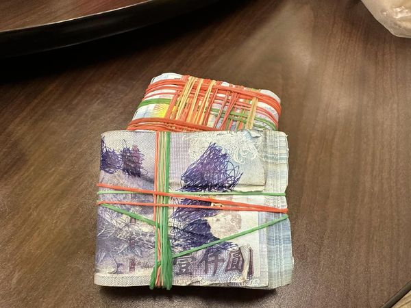 他逛夜市「在地上撿到整捆千鈔」一數竟有十萬元　一旁老闆娘「急忙揭開黑暗內幕」：趕快丟回原地
