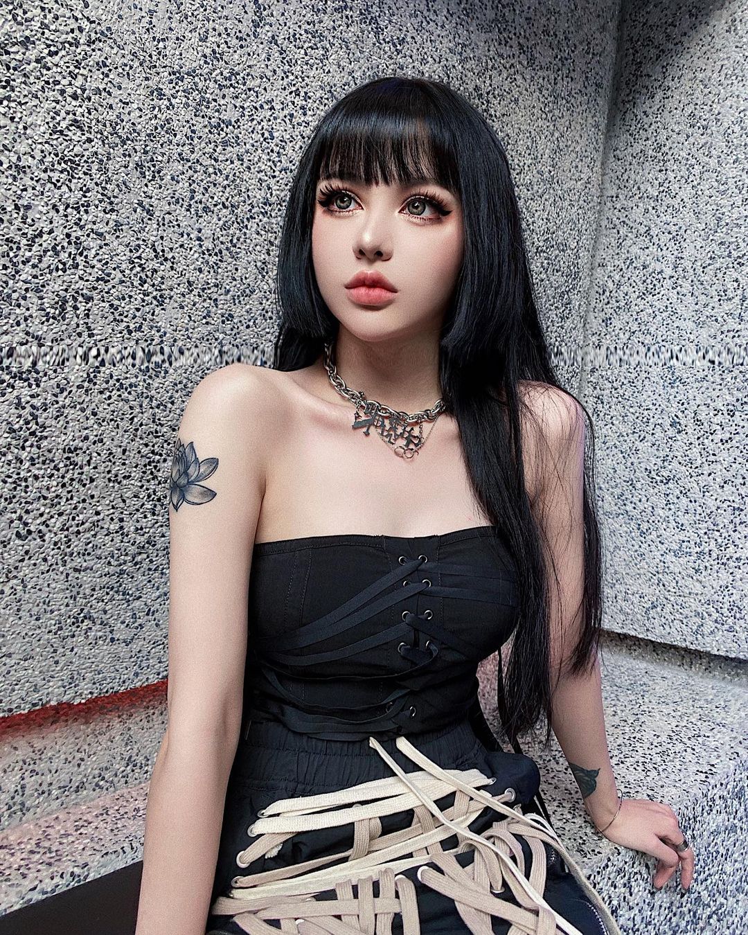 美到不像真人！她化身「行走的暗黑芭比」爆紅全網　一露出「無瑕疵素顏面貌」網驚嘆：沒化妝更正