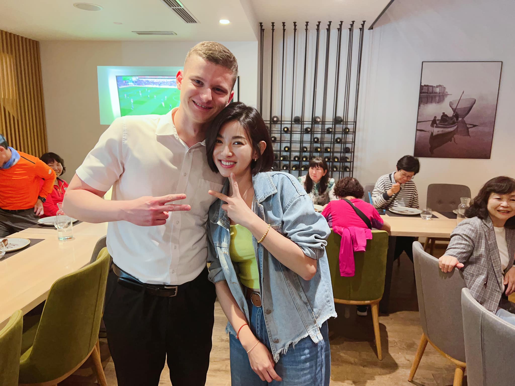離婚4年！米可白「緊貼小15歲外國鮮肉」曝兩人關係　「認了男方先搭訕」網狂讚：阿姨在哪
