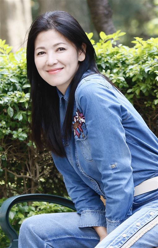 睽違17年復出！擋泥板女神「凍齡看不出56歲」已是雙胞胎媽　砸百萬做20次試管「換來溫馨全家福」