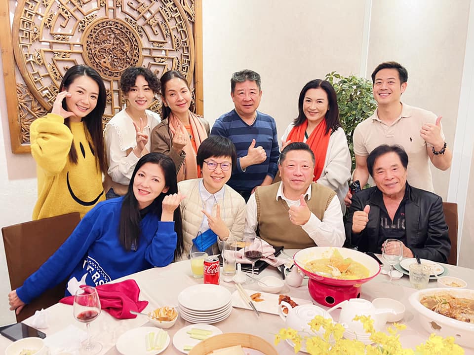睽違17年復出！擋泥板女神「凍齡看不出56歲」已是雙胞胎媽　砸百萬做20次試管「換來溫馨全家福」