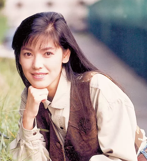 睽違17年復出！擋泥板女神「凍齡看不出56歲」已是雙胞胎媽　砸百萬做20次試管「換來溫馨全家福」