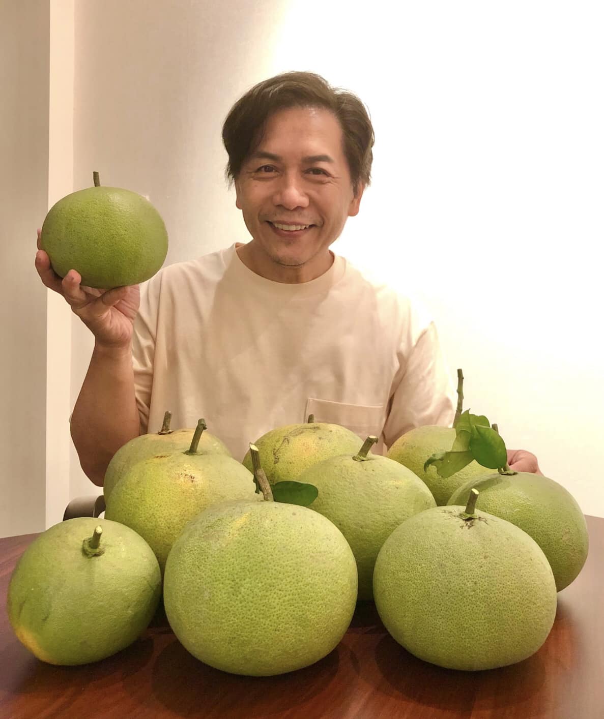 和小18歲妻說好不生！綠葉男星「內湖住家頂樓」打造50坪農田　「每天早晚巡菜園」樂當城市農夫