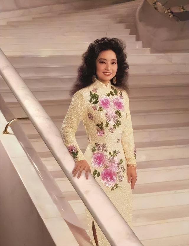 與鄧麗君齊名！洗頭妹成傳奇女星「天王見她都下跪」　秘婚藏20年「74歲樂當單身包租婆」