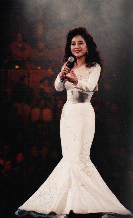 與鄧麗君齊名！洗頭妹成傳奇女星「天王見她都下跪」　秘婚藏20年「74歲樂當單身包租婆」