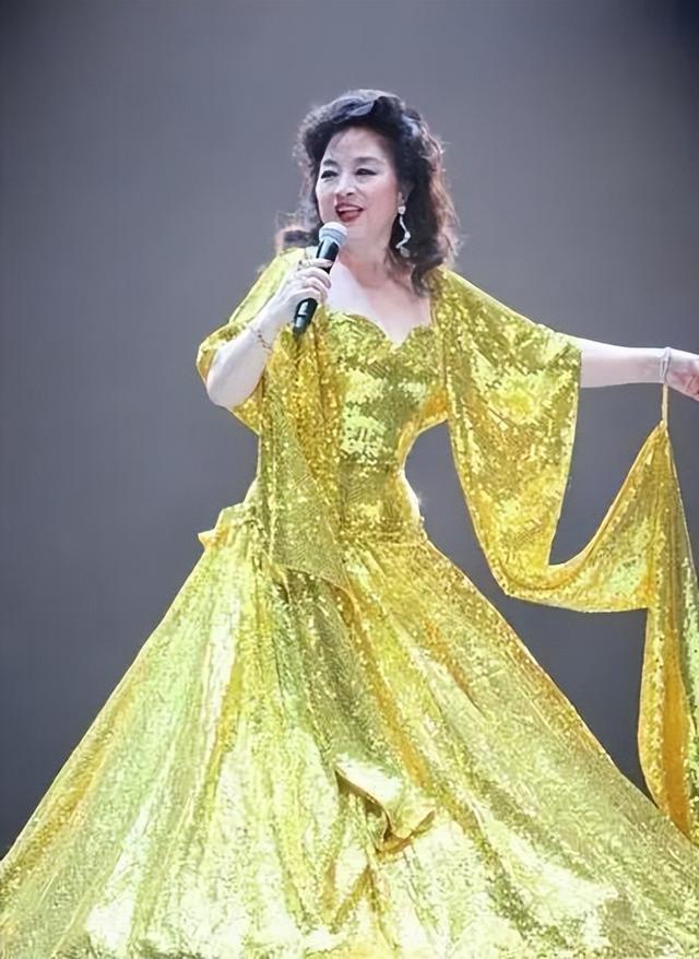 與鄧麗君齊名！洗頭妹成傳奇女星「天王見她都下跪」　秘婚藏20年「74歲樂當單身包租婆」