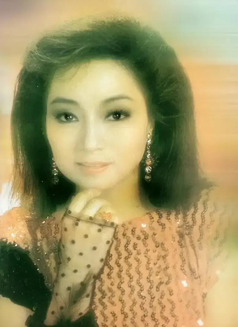 與鄧麗君齊名！洗頭妹成傳奇女星「天王見她都下跪」　秘婚藏20年「74歲樂當單身包租婆」