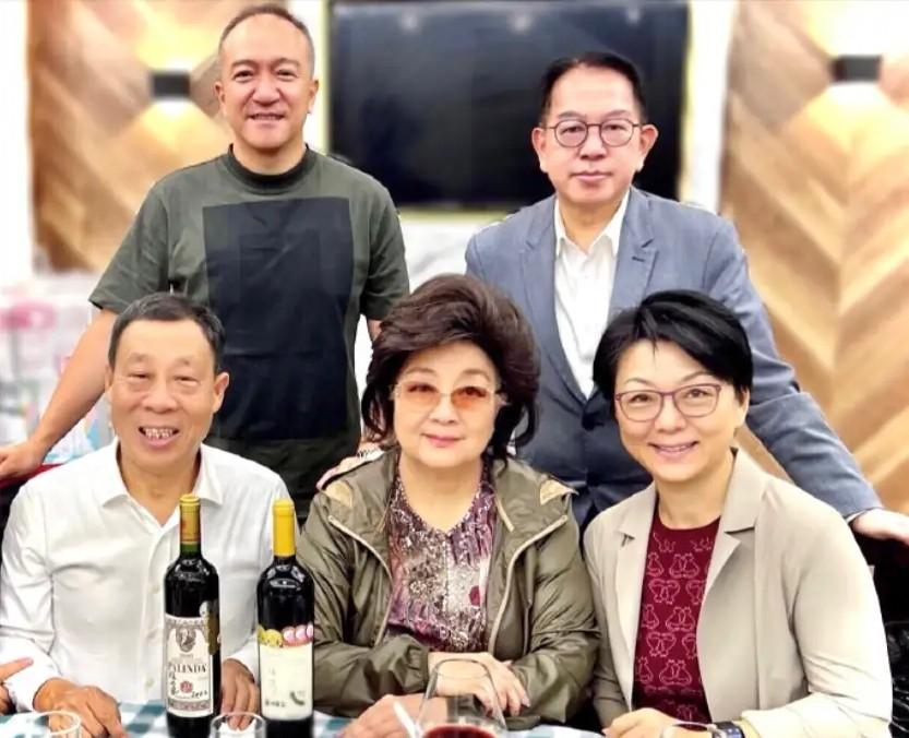 與鄧麗君齊名！洗頭妹成傳奇女星「天王見她都下跪」　秘婚藏20年「74歲樂當單身包租婆」