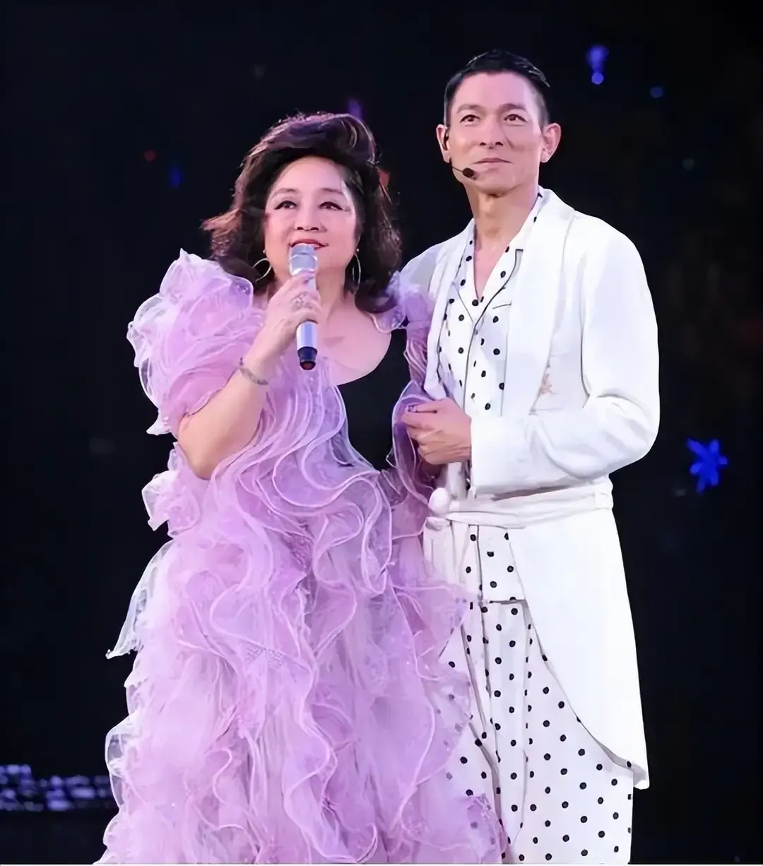 與鄧麗君齊名！洗頭妹成傳奇女星「天王見她都下跪」　秘婚藏20年「74歲樂當單身包租婆」