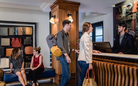 奧客情侶退房時「大鬧民宿要求退費」!老闆「笑笑同意」下秒卻讓他們羞愧到轉身逃跑