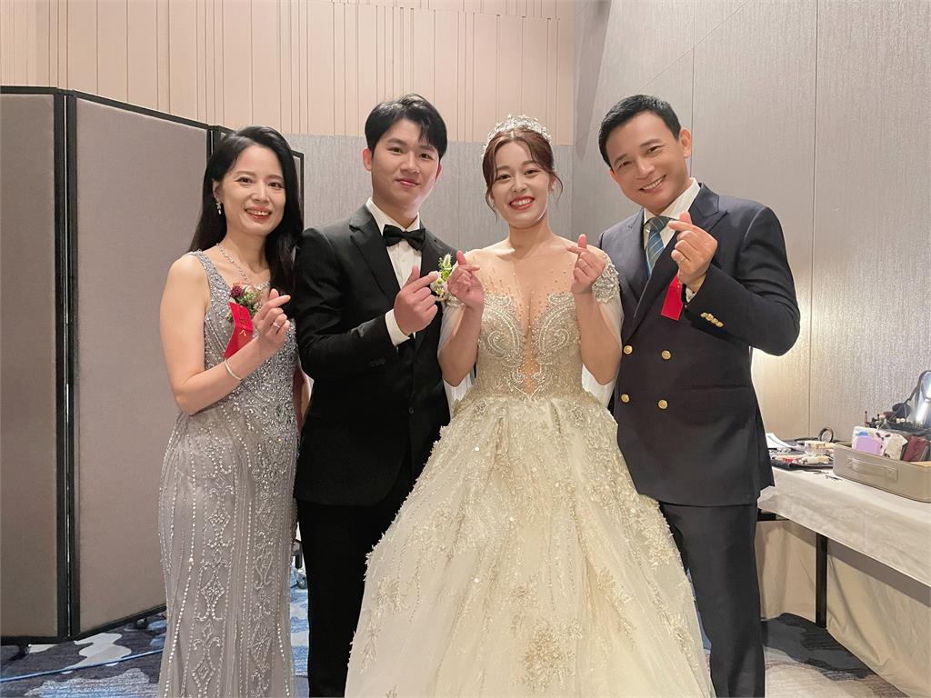 本土劇男星喜嫁女！結縭30年愛妻現身「母女宛如姊妹花」　「陳美鳳感動致詞」台下全大咖好友