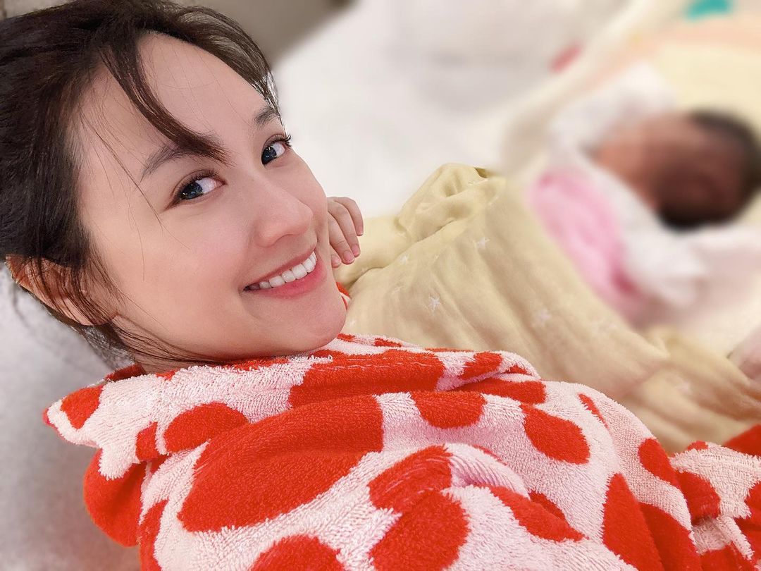 孫子兩個月大！吳宗憲爽曬「抱小初一同框照」幸福全寫臉上　掩飾不住興奮「短短17字」網讚：有孫萬事足