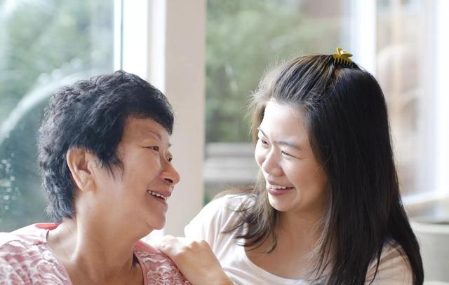 婆婆過57歲生日！「兒媳故意轉帳880紅包」想偷給驚喜　「一看婆婆通訊錄」她當場落淚