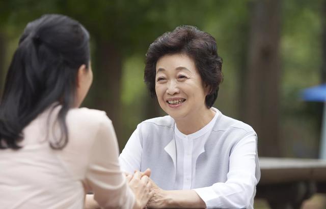 婆婆過57歲生日！「兒媳故意轉帳880紅包」想偷給驚喜　「一看婆婆通訊錄」她當場落淚