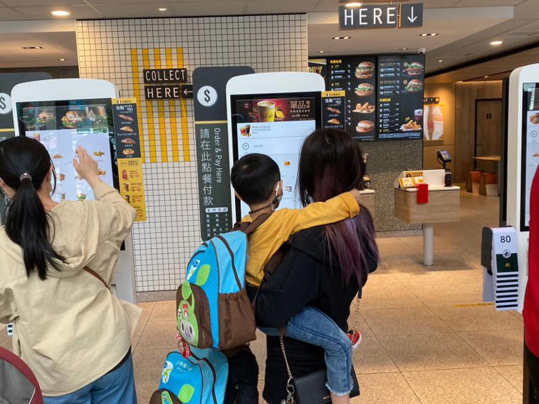 不讓小孩吃甜的！兒子「吵要買冰炫風」媽堅持不買　下秒阿嬤卻跑去偷買「媽媽怒嗆一句話」全網沸騰