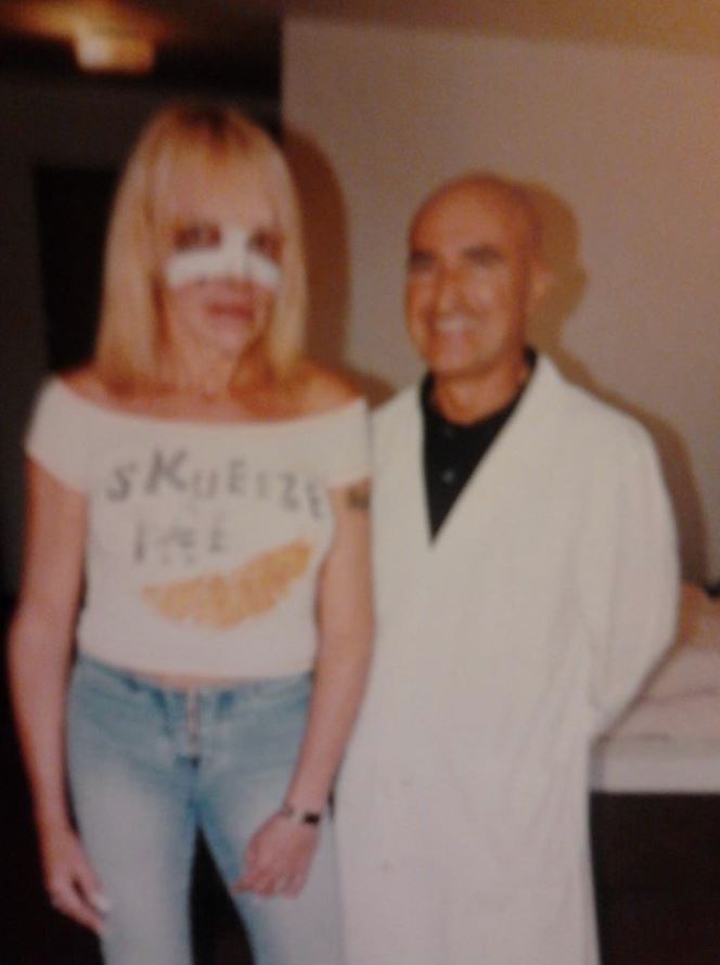 她砸230萬「整成厚嘴唇大媽」嚇壞全球！公開以前模樣「原本是挺鼻美男子」家人氣到不往來