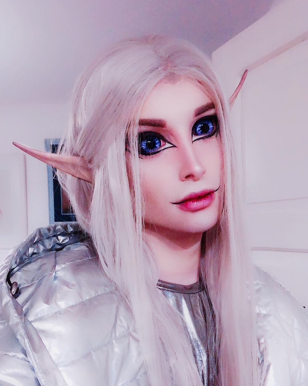 他迷上童話「把自己整成精靈」！狠砸184萬「連耳朵都變尖的」原本模樣曝光：以前就很帥了