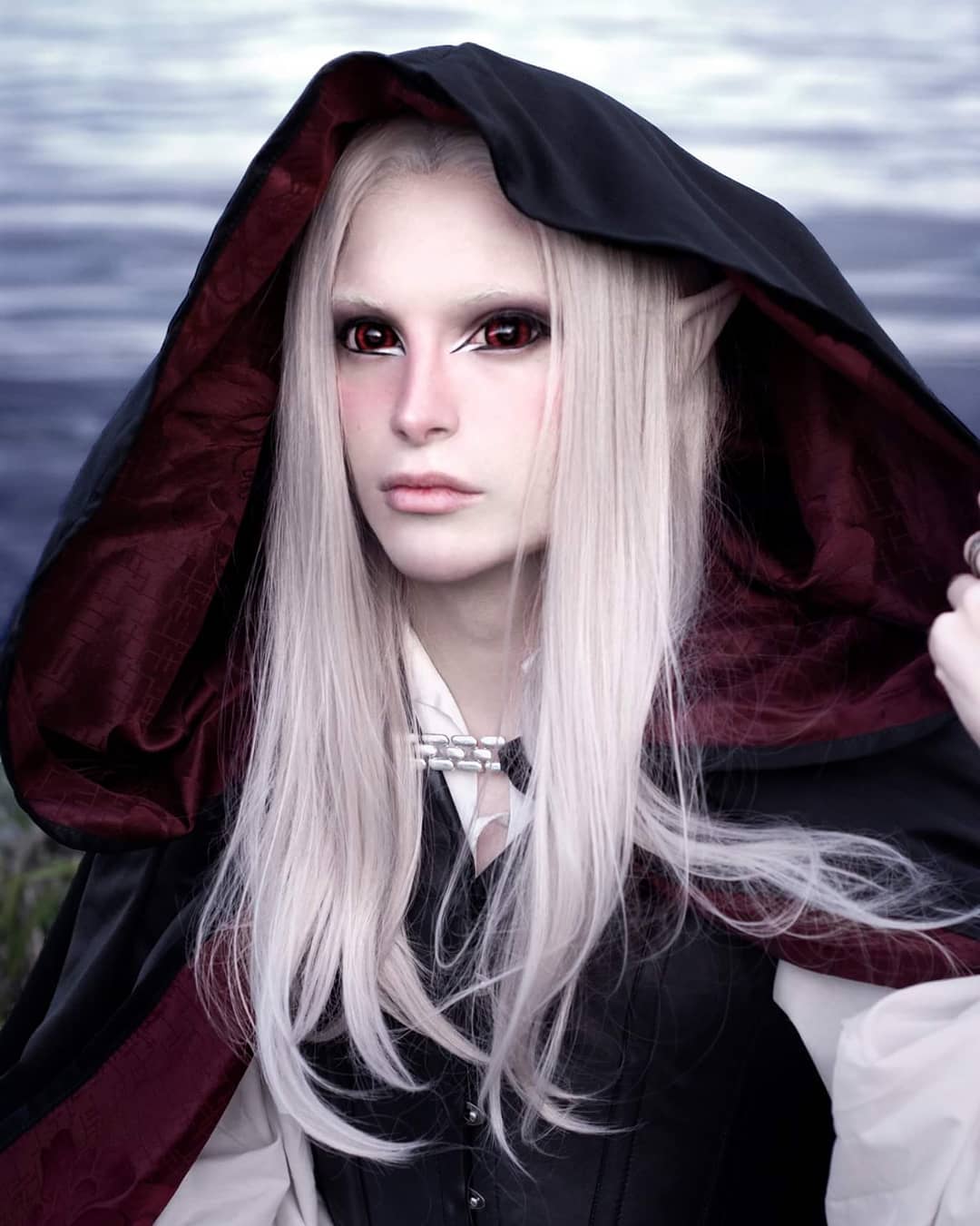 他迷上童話「把自己整成精靈」！狠砸184萬「連耳朵都變尖的」原本模樣曝光：以前就很帥了