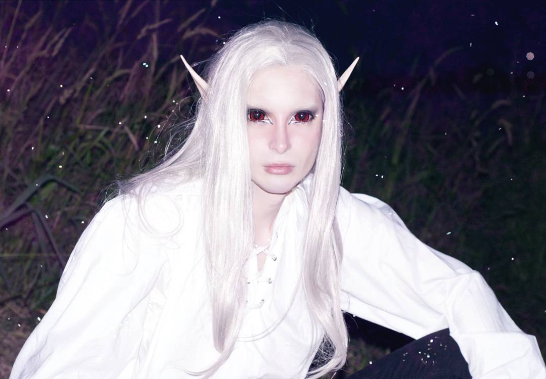 他迷上童話「把自己整成精靈」！狠砸184萬「連耳朵都變尖的」原本模樣曝光：以前就很帥了