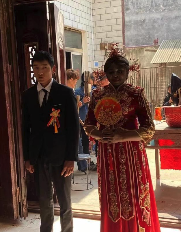 黑皮膚穿龍鳳褂！農村男子「迎娶非洲女大生」全村歡迎　浪漫異國婚姻「背後秘密曝光」網友全傻眼