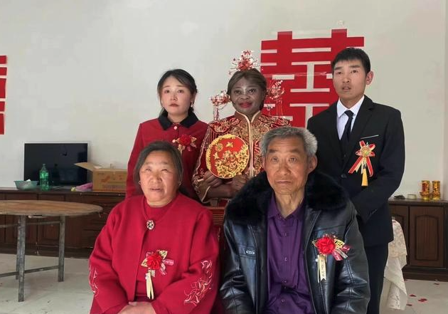 黑皮膚穿龍鳳褂！農村男子「迎娶非洲女大生」全村歡迎　浪漫異國婚姻「背後秘密曝光」網友全傻眼