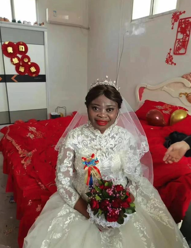 黑皮膚穿龍鳳褂！農村男子「迎娶非洲女大生」全村歡迎　浪漫異國婚姻「背後秘密曝光」網友全傻眼