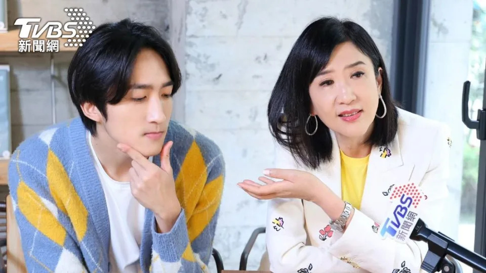  方念華帥兒首亮相！赴美求學4年回台「與大咖演員同框飆戲」　認了「想跟隨媽媽腳步」自豪喊：不像母子