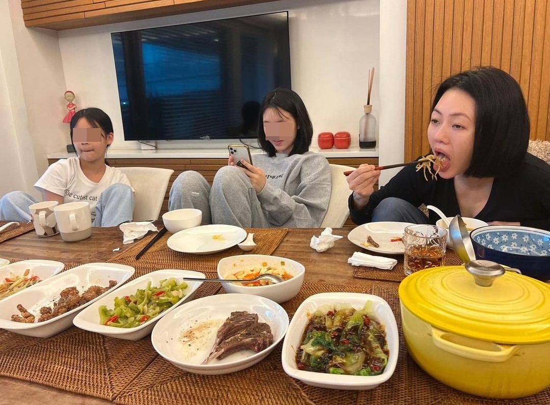 二女兒參加畢業餐會！小S零偽裝「驚喜現身」成全場焦點　母女同框美翻「感嘆如今角色對調」