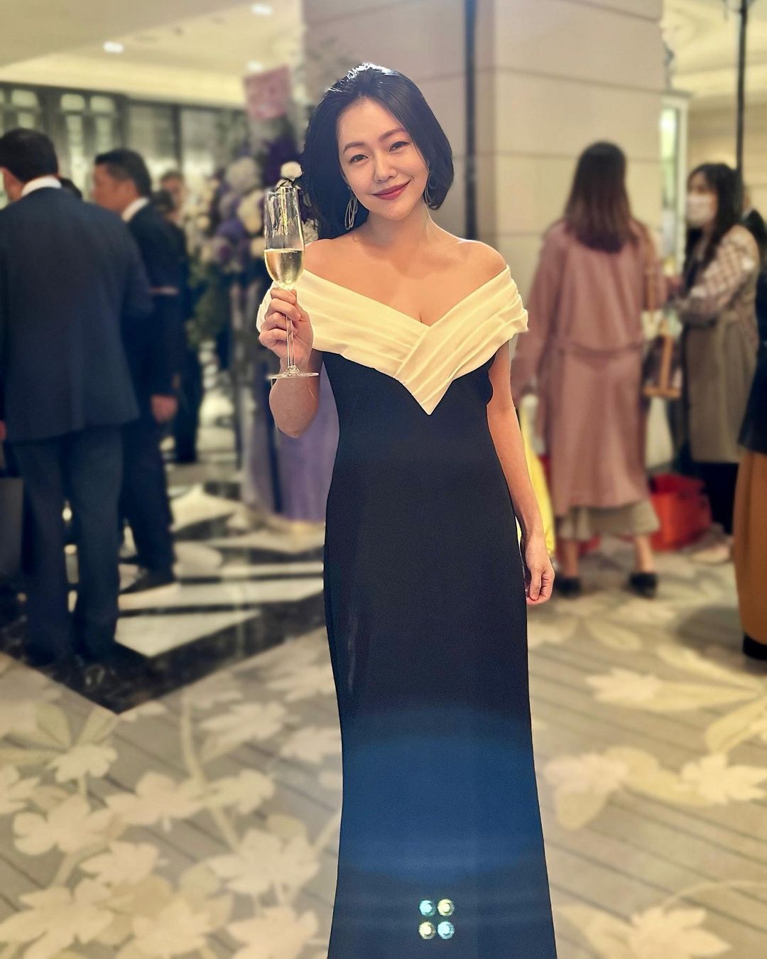 二女兒參加畢業餐會！小S零偽裝「驚喜現身」成全場焦點　母女同框美翻「感嘆如今角色對調」