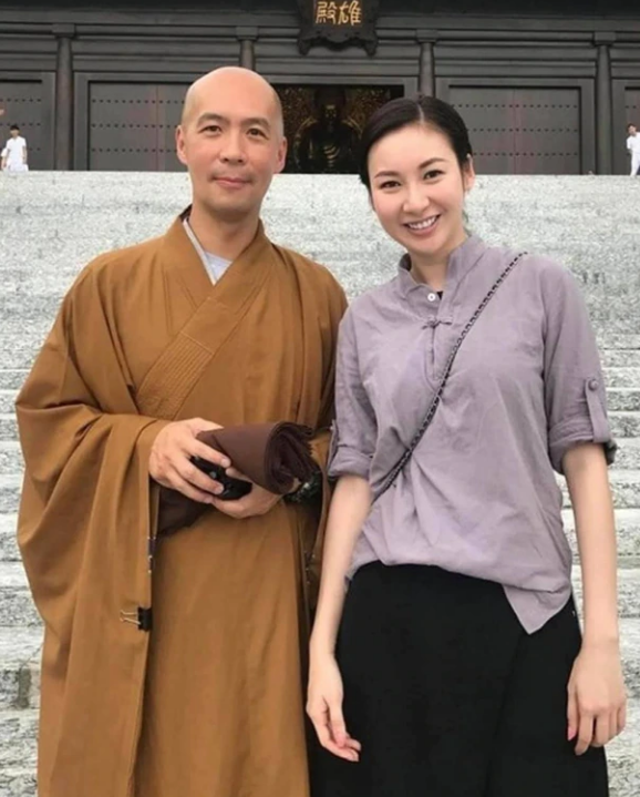 看破紅塵！周海媚舊愛驚傳「出家當法師13年」煞氣全消失　「現身寺廟」氣質大變網全認不出