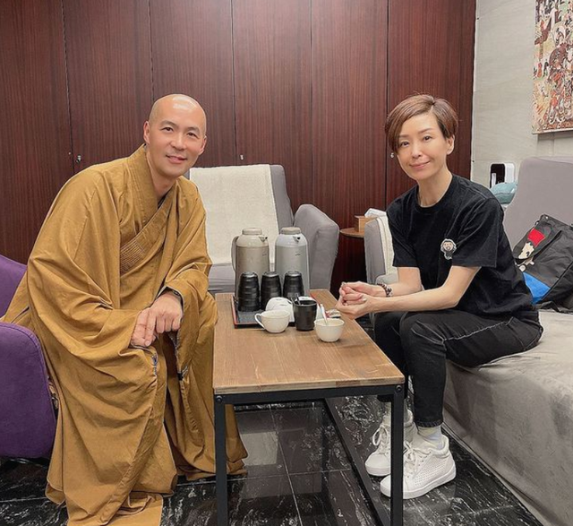 看破紅塵！周海媚舊愛驚傳「出家當法師13年」煞氣全消失　「現身寺廟」氣質大變網全認不出