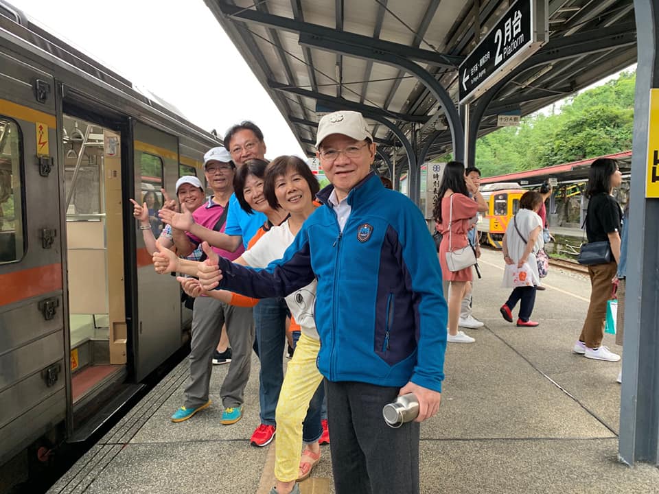 遭傳失智手抖！台語歌王罕露臉「自豪75歲是一尾活龍」　「婚內爆5度偷吃」懺悔餘生不再婚
