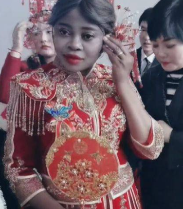 黑皮膚穿龍鳳褂！農村男子「迎娶非洲女大生」全村歡迎　浪漫異國婚姻「背後秘密曝光」網友全傻眼