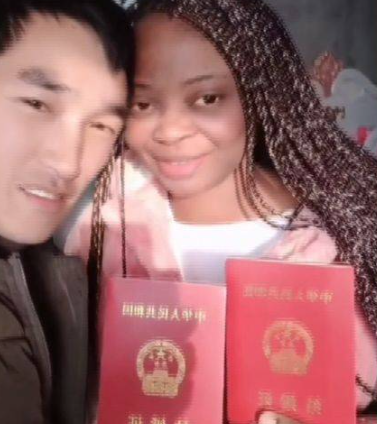 黑皮膚穿龍鳳褂！農村男子「迎娶非洲女大生」全村歡迎　浪漫異國婚姻「背後秘密曝光」網友全傻眼